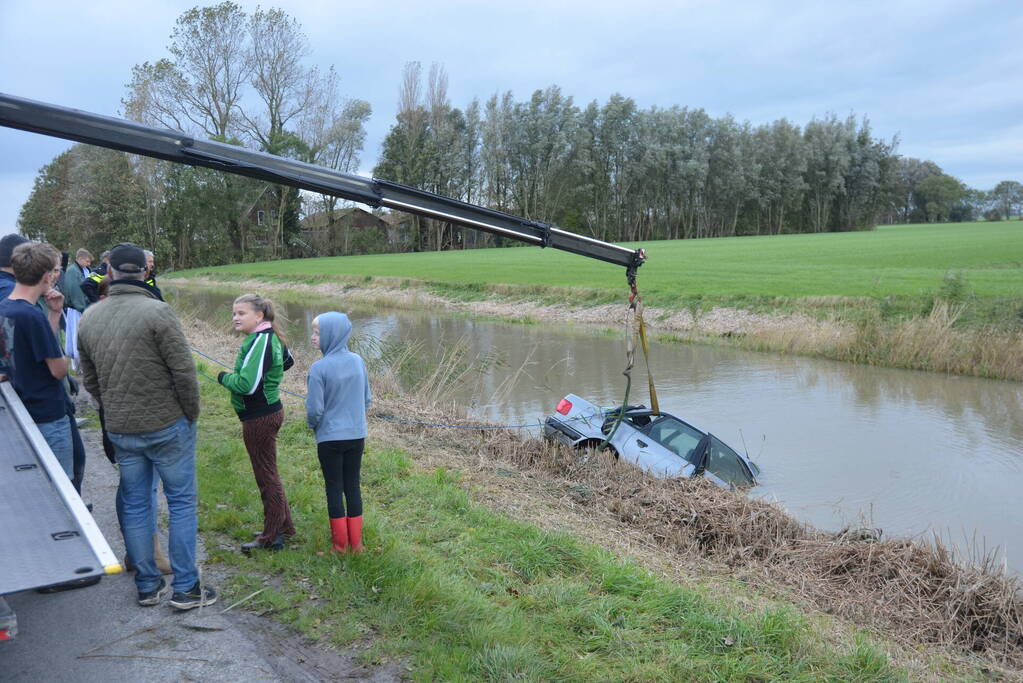 Auto raakt van de weg en belandt in water