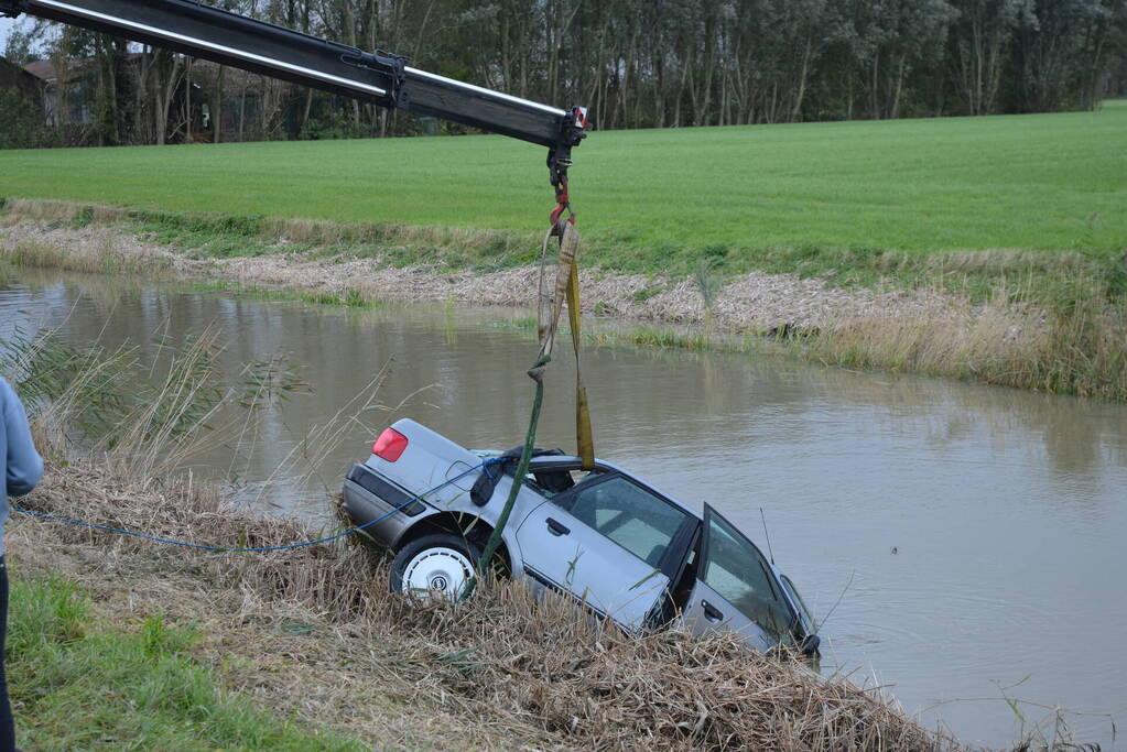 Auto raakt van de weg en belandt in water