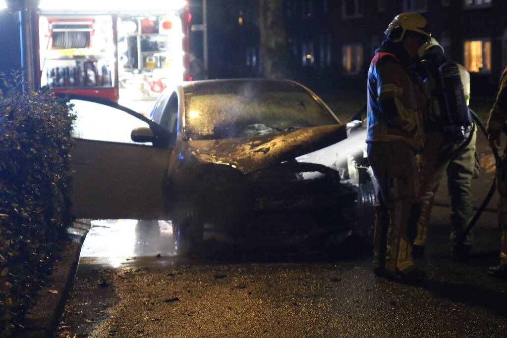 Auto vat vlam tijdens rijden