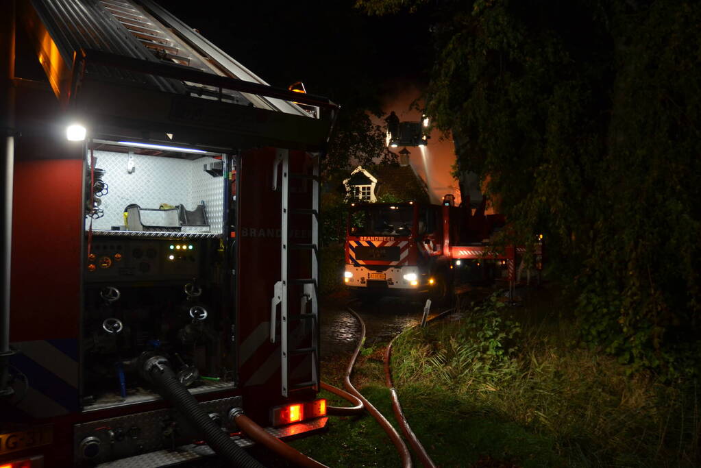 Uitslaande brand in woonboerderij met rieten dak