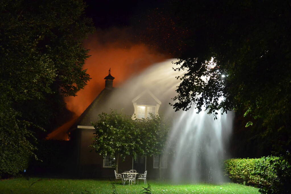 Uitslaande brand in woonboerderij met rieten dak