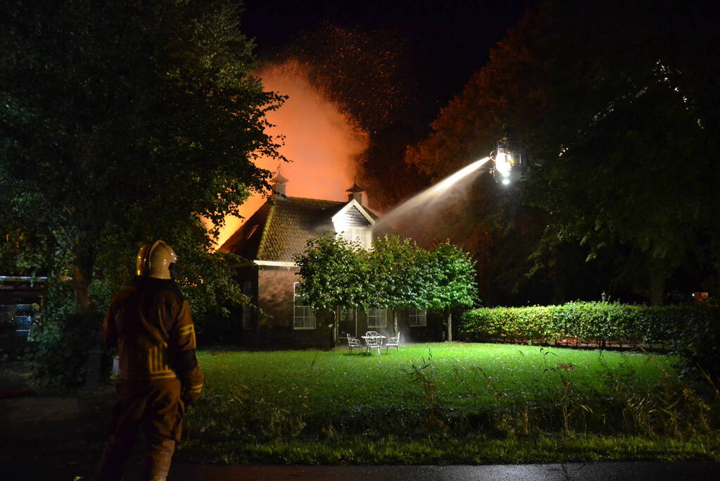 Uitslaande brand in woonboerderij met rieten dak