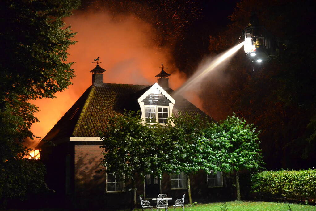 Uitslaande brand in woonboerderij met rieten dak