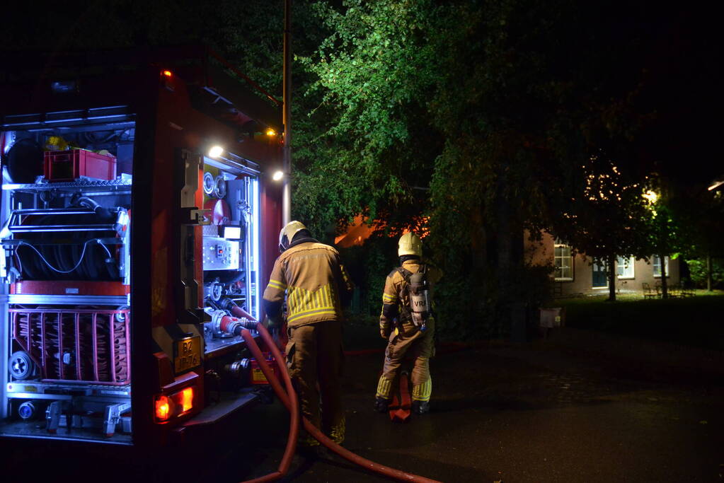 Uitslaande brand in woonboerderij met rieten dak