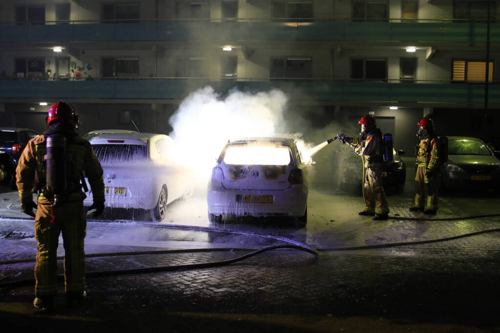 Brandweer stelt onderzoek in naar autobrand