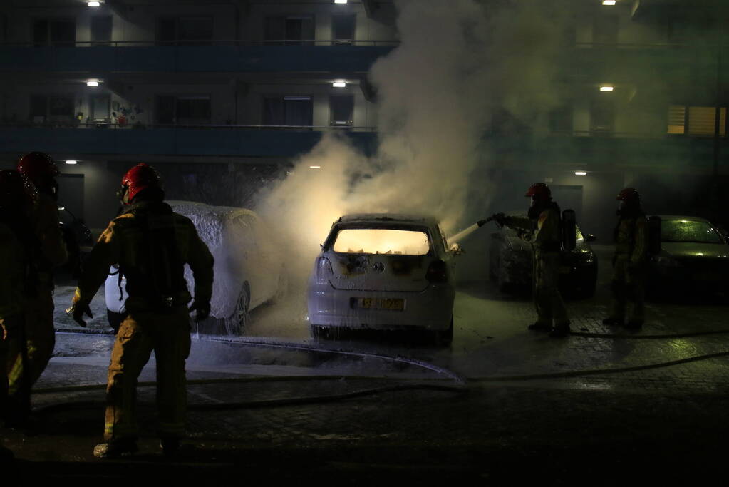 Brandweer stelt onderzoek in naar autobrand