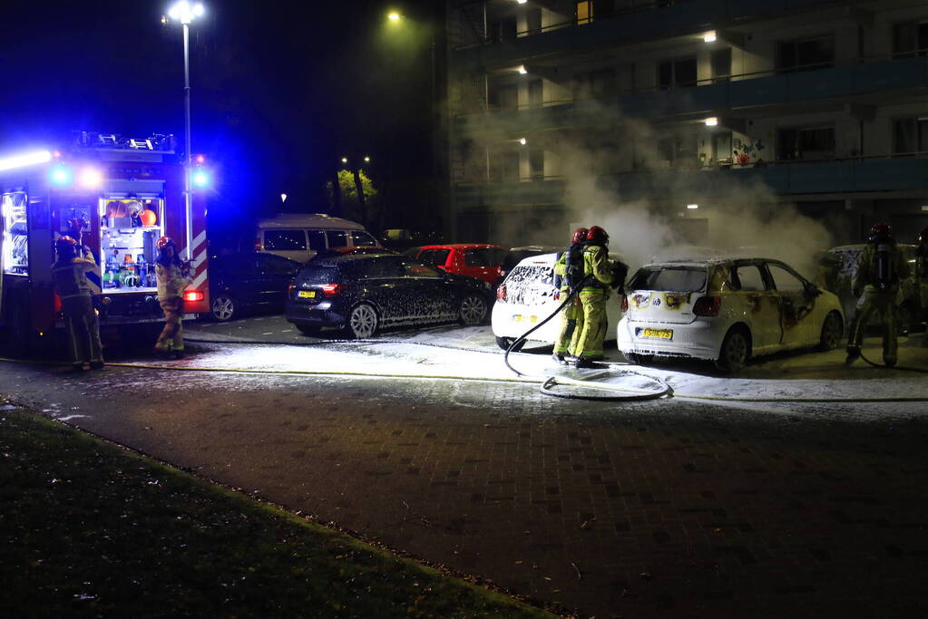 Brandweer stelt onderzoek in naar autobrand