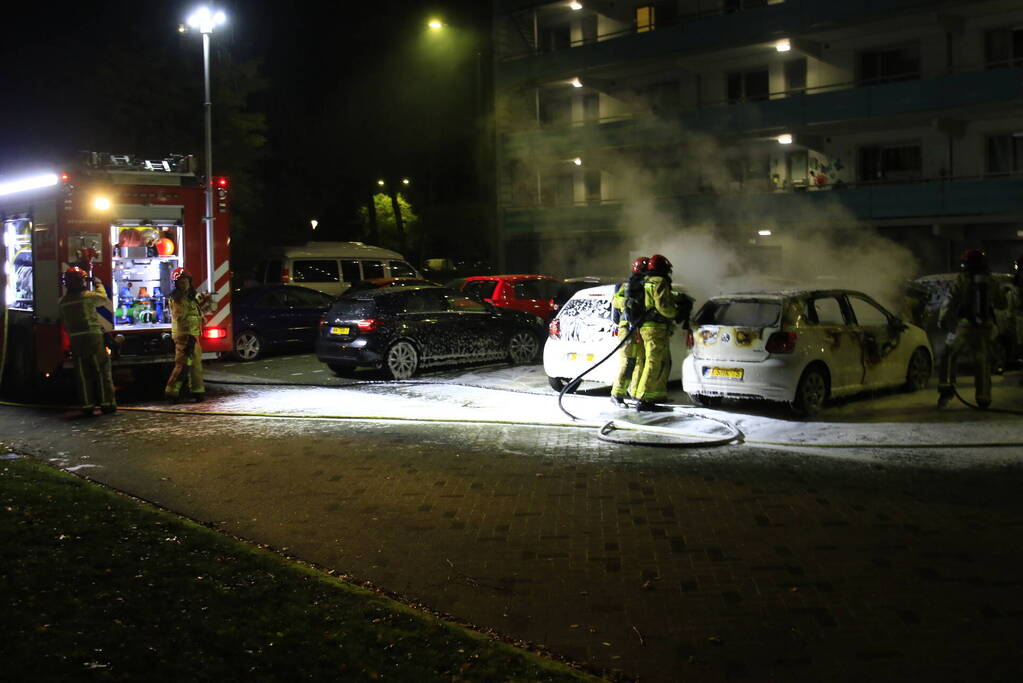 Brandweer stelt onderzoek in naar autobrand