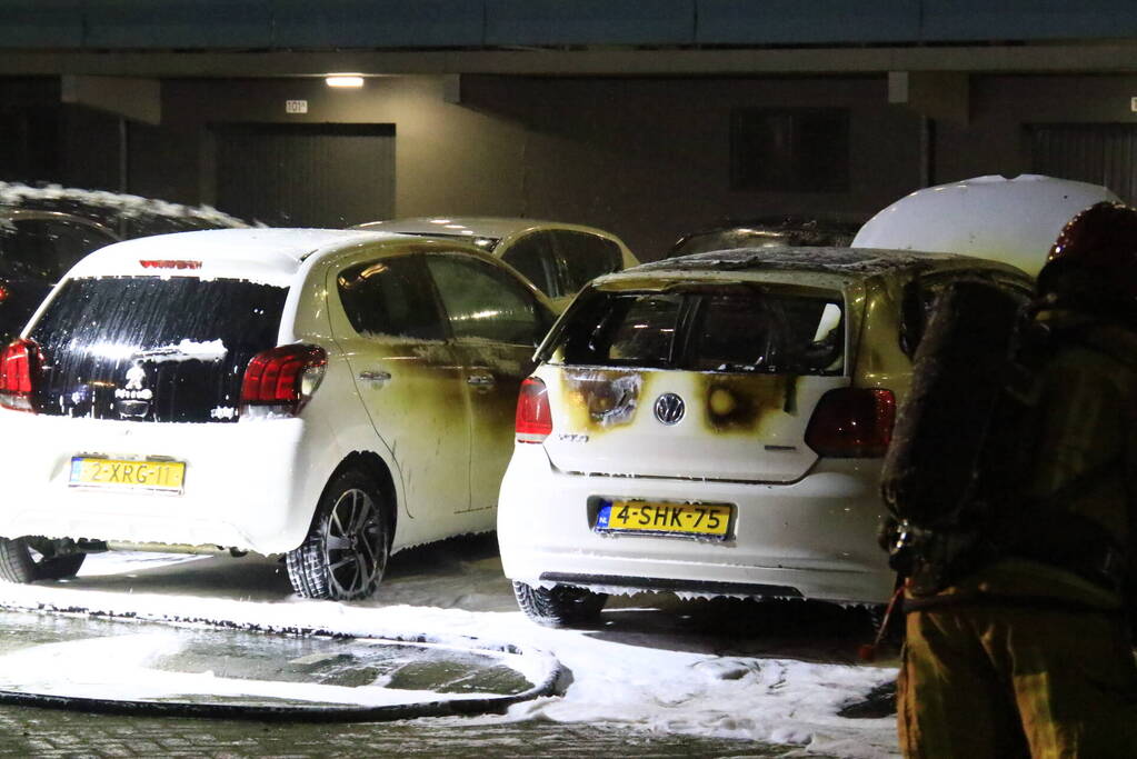 Brandweer stelt onderzoek in naar autobrand