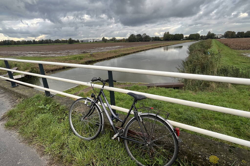 Hulpdiensten ingezet na aantreffen fiets bij water