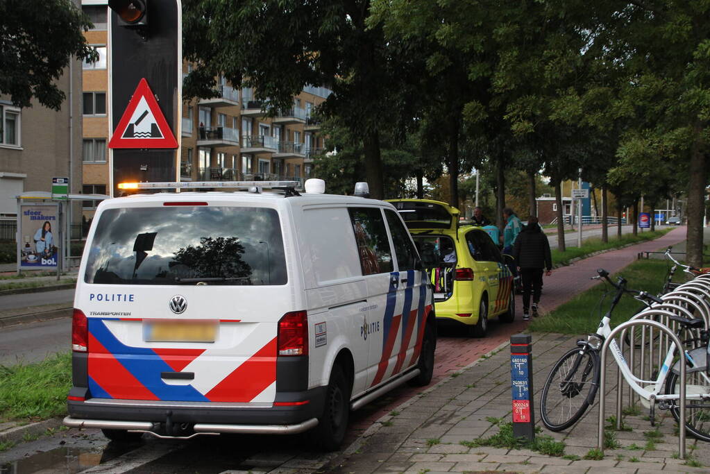 Man en kind ten val met fiets