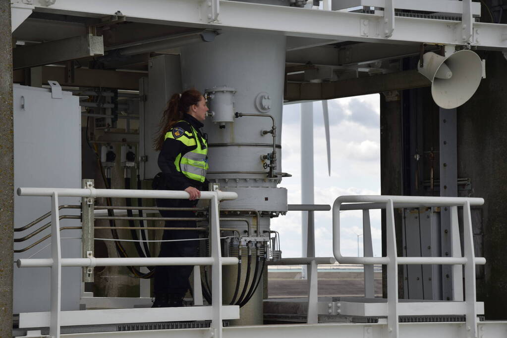 Grote zoekactie nadat stropers van Oosterscheldekering klimmen