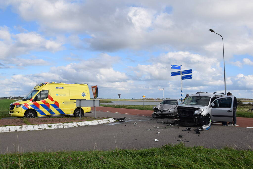 Flinke schade bij frontale botsing op kruising