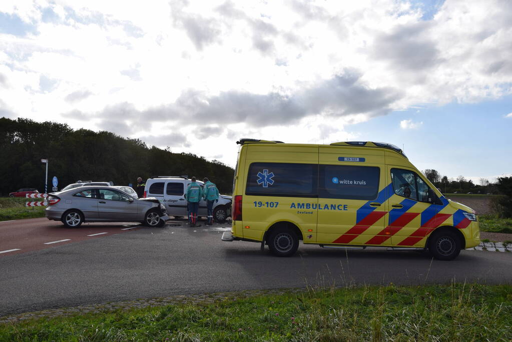 Flinke schade bij frontale botsing op kruising