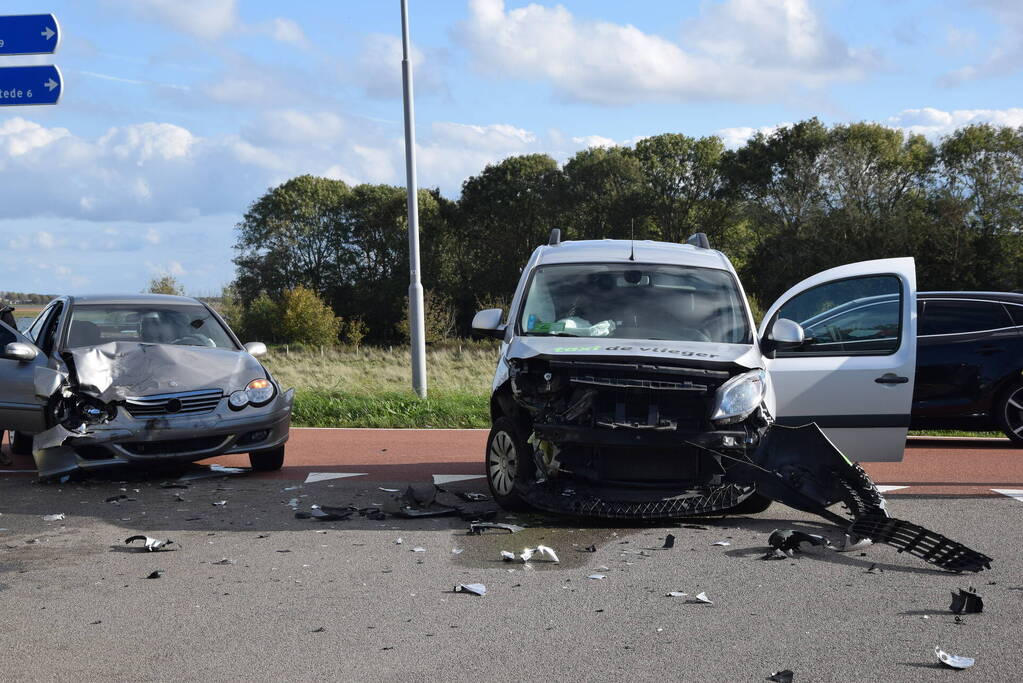 Flinke schade bij frontale botsing op kruising