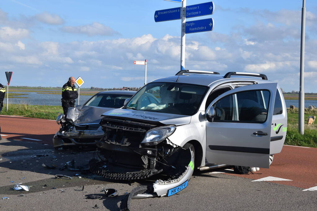 Flinke schade bij frontale botsing op kruising