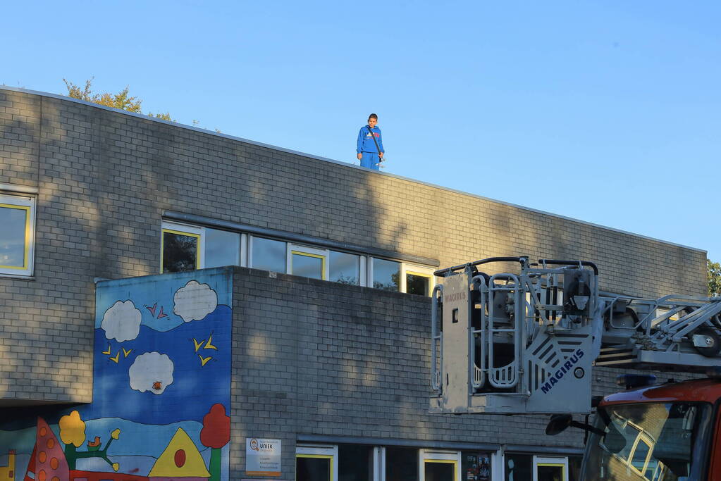 Kinderen klimmen op dak van school en durven er niet meer vanaf