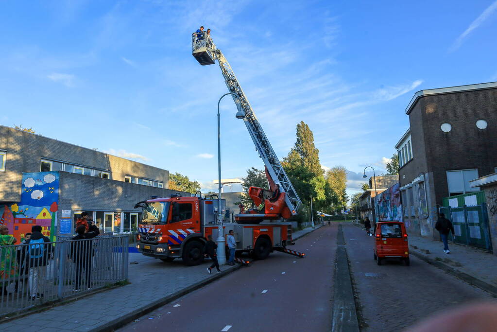 Kinderen klimmen op dak van school en durven er niet meer vanaf