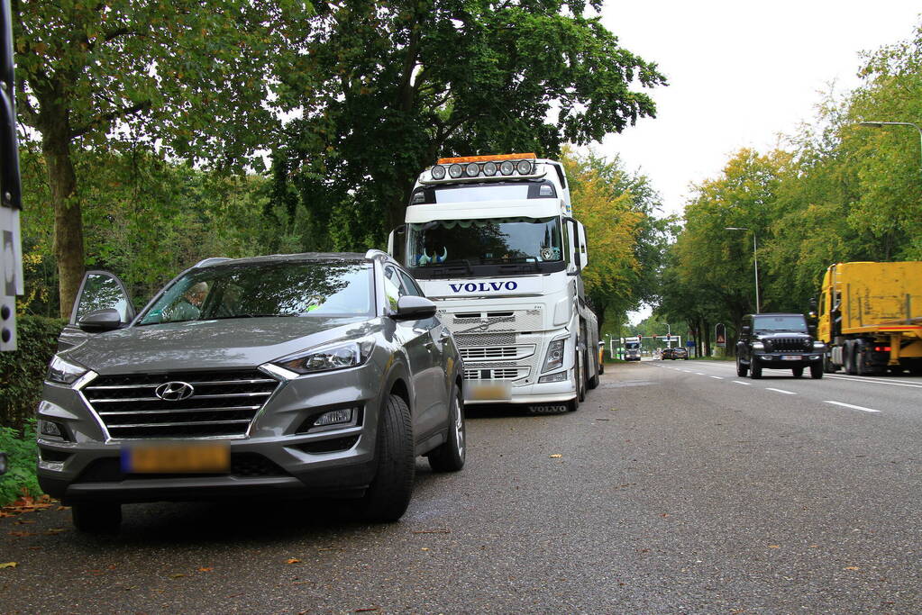 Vrachtwagen klapt achterop personenauto