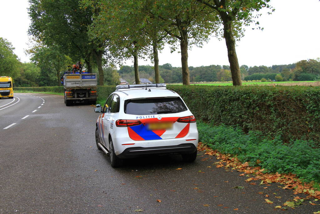 Vrachtwagen klapt achterop personenauto