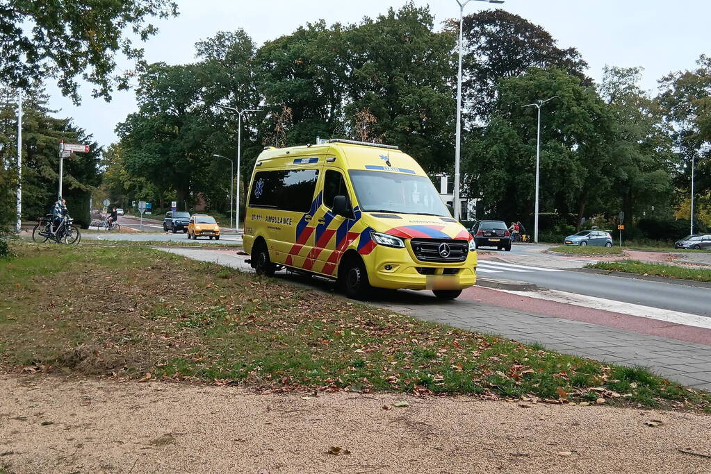 Fietser gewond bij harde val op rotonde