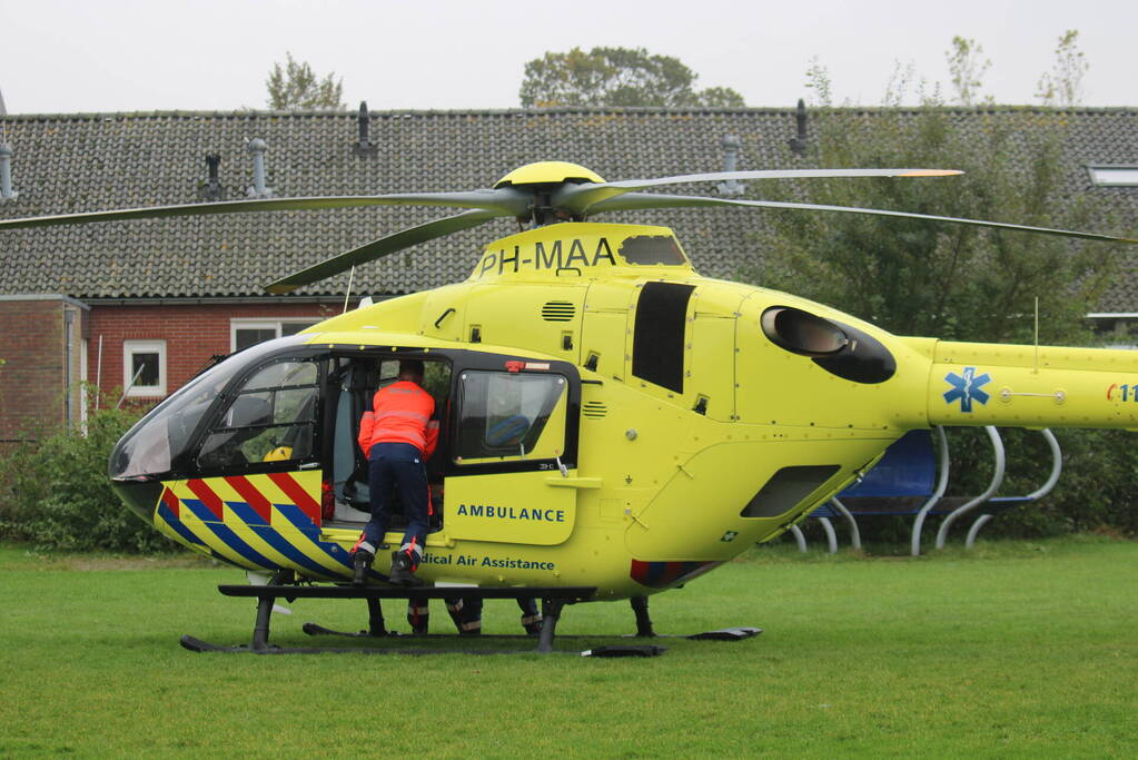 Traumahelikopter landt op speelveld midden in woonwijk