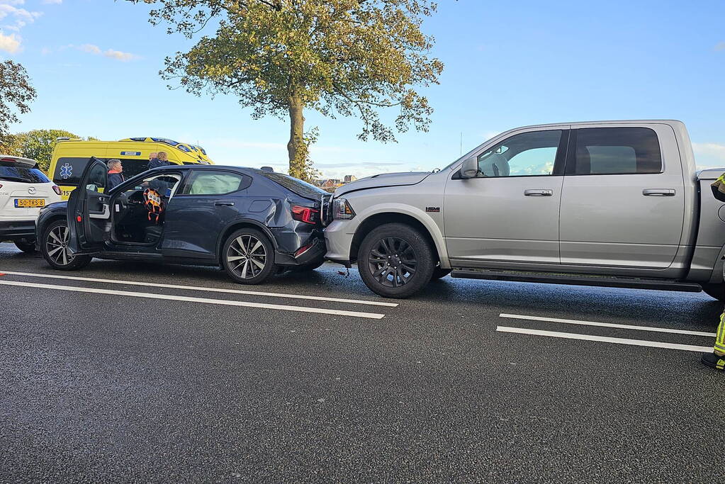 Meerdere auto's en vrachtwagen betrokken bij kettingbotsing