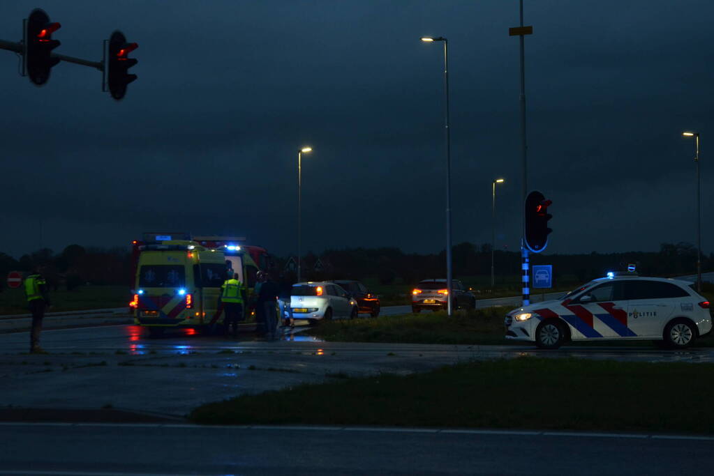 Meerdere voertuigen botsen op kruising