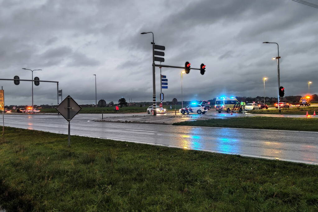 Meerdere voertuigen botsen op kruising