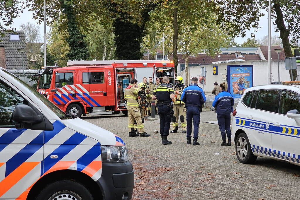 Brandweer verricht metingen bij achtergelaten krat