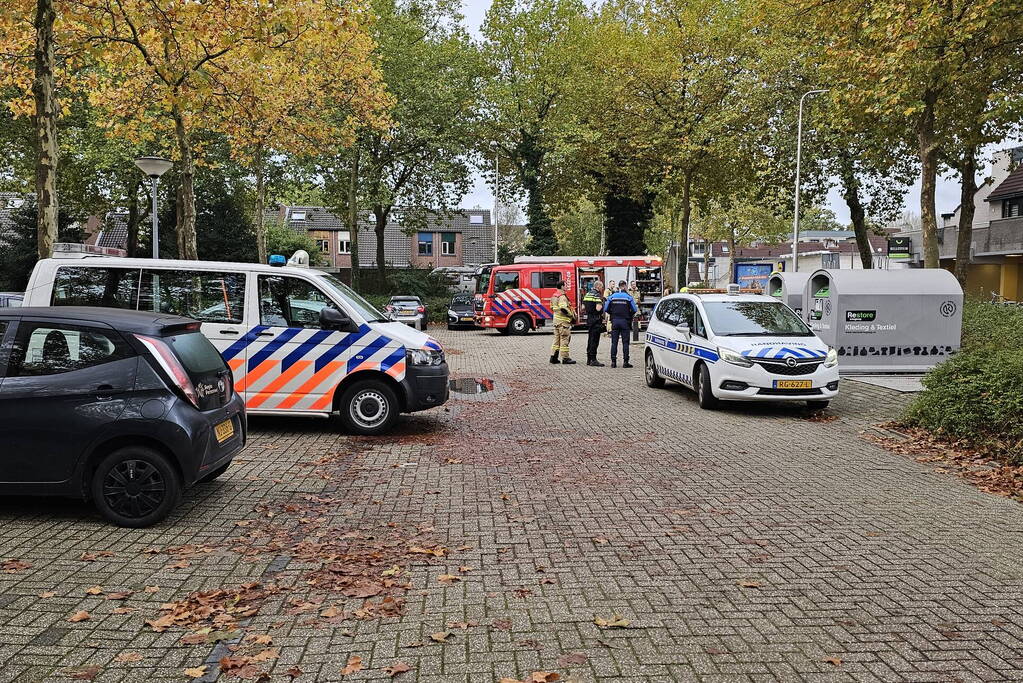 Brandweer verricht metingen bij achtergelaten krat