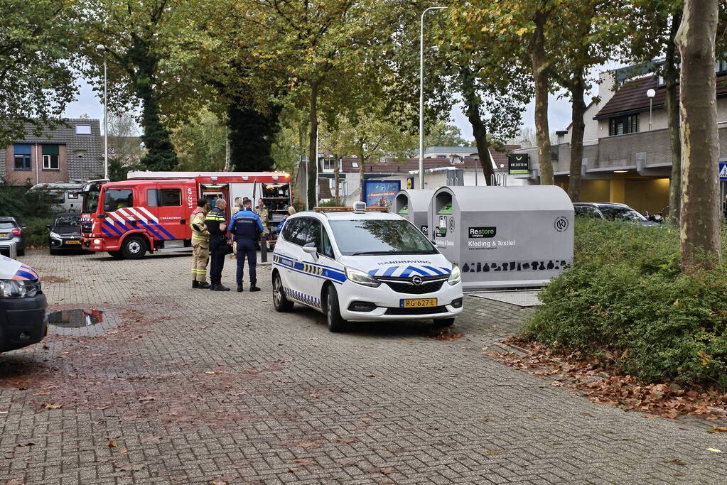 Brandweer verricht metingen bij achtergelaten krat