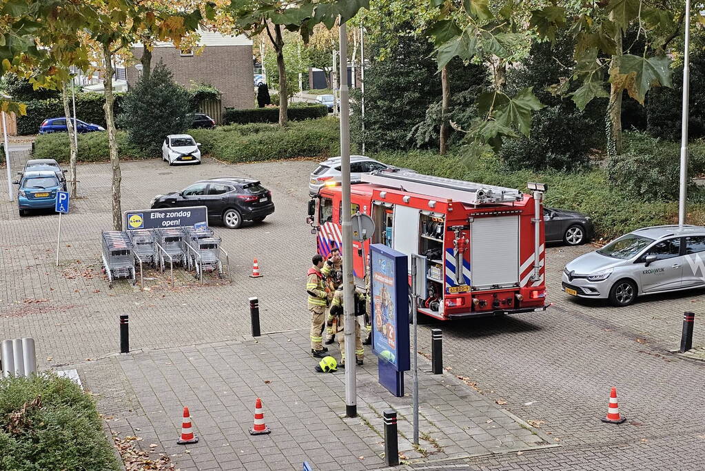 Brandweer verricht metingen bij achtergelaten krat