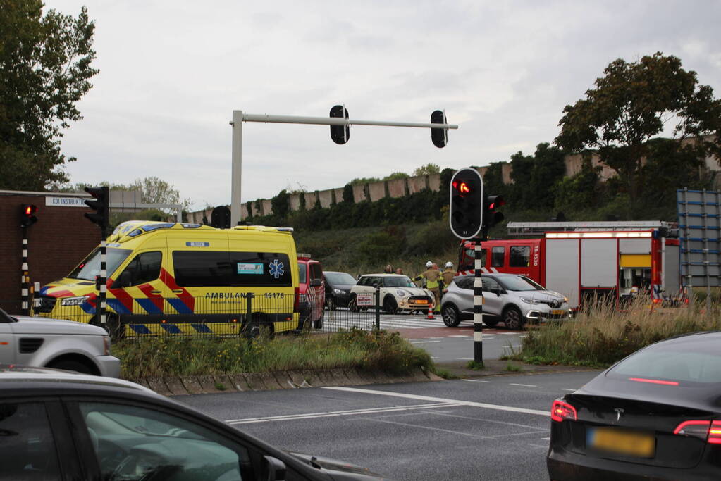 Kop-staartbotsing op afrit snelweg