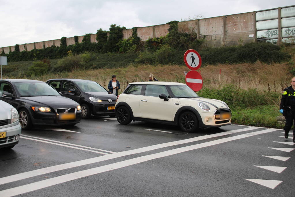 Kop-staartbotsing op afrit snelweg