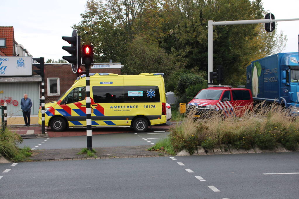 Kop-staartbotsing op afrit snelweg