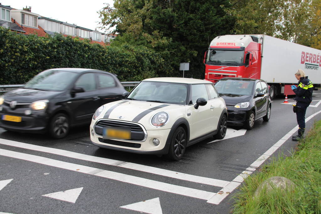 Kop-staartbotsing op afrit snelweg