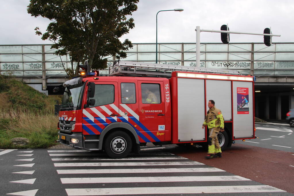 Kop-staartbotsing op afrit snelweg