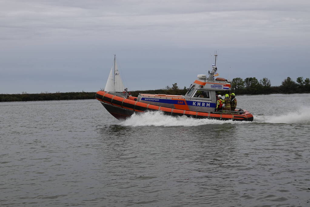 Drie personen van brandende boot gered