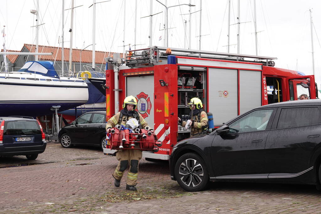 Drie personen van brandende boot gered