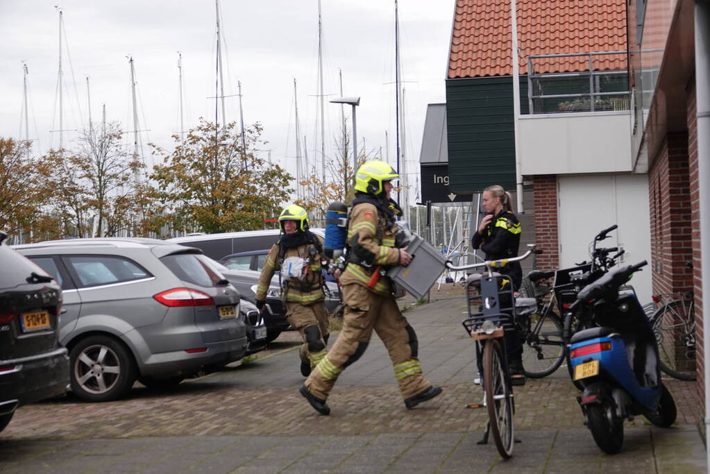 Drie personen van brandende boot gered