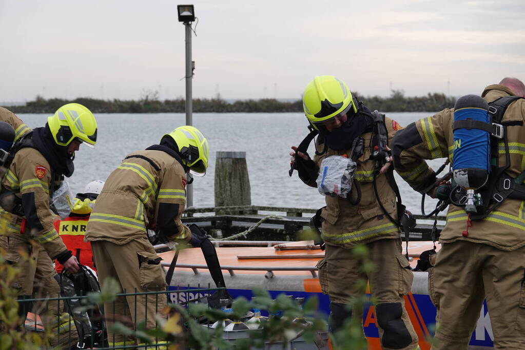 Drie personen van brandende boot gered