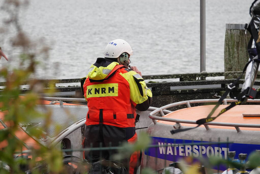 Drie personen van brandende boot gered