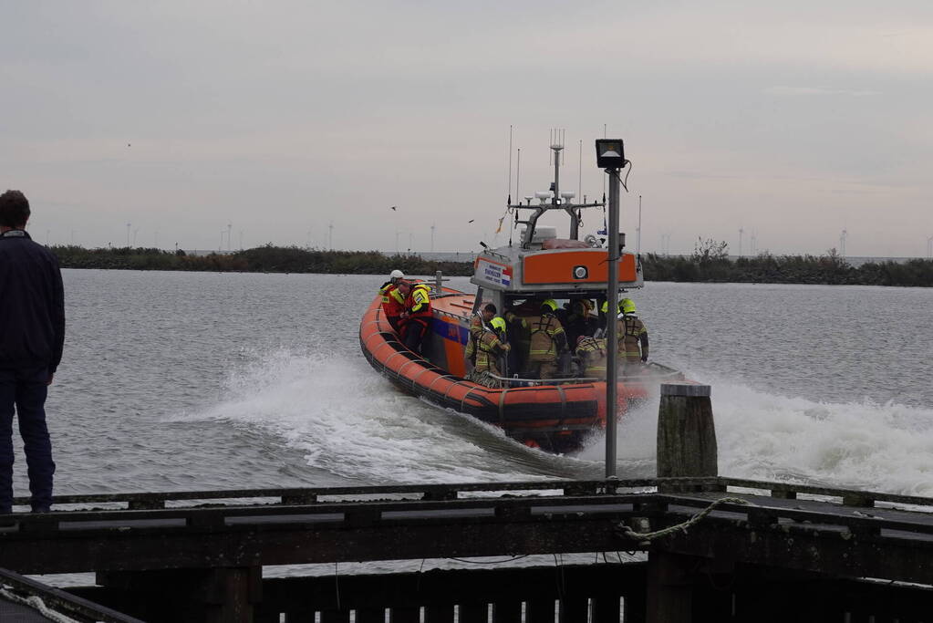 Drie personen van brandende boot gered