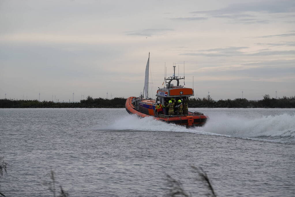 Drie personen van brandende boot gered