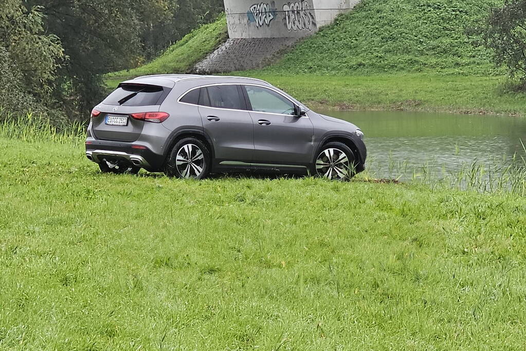 Auto raakt te water naast snelweg