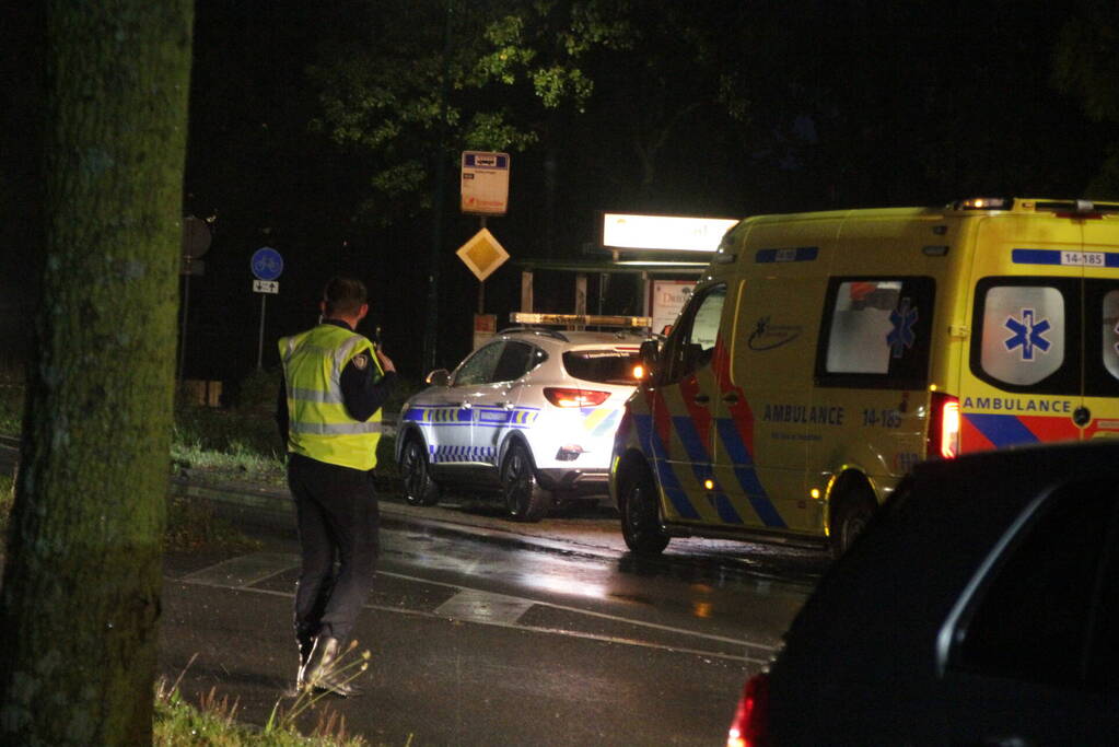 Auto en bestelbus in botsing onderaan afrit