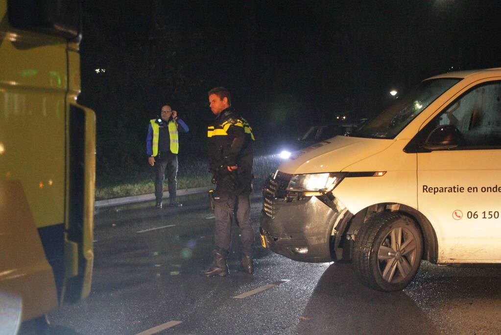 Auto en bestelbus in botsing onderaan afrit