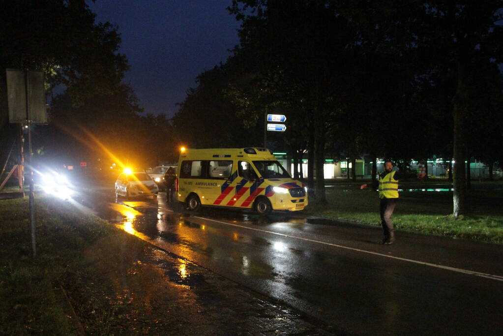 Auto en bestelbus in botsing onderaan afrit