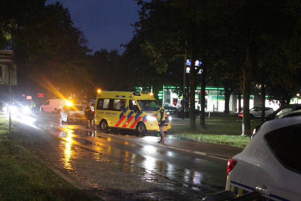 Auto en bestelbus in botsing onderaan afrit